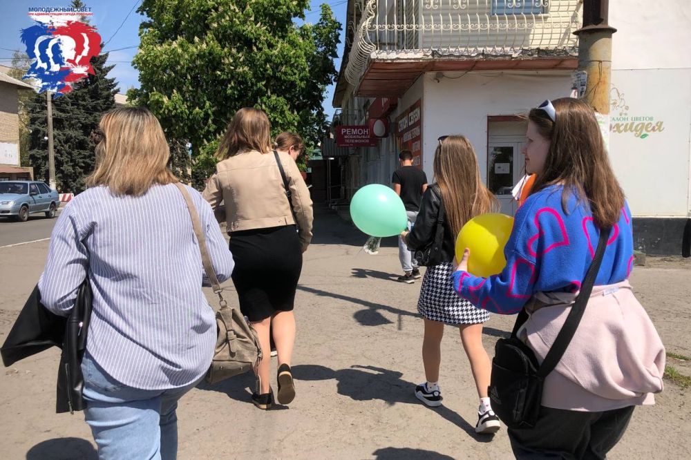Молодёжь поздравляет с Международным днём труда Молодёжь поздравляет с Международным днём труда