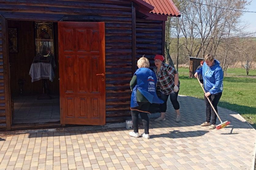 Активисты партии "Единая Россия" и местные жители с координатором проекта «Чистая страна» Владимиром Червяком приняли участие в субботнике, организованное секретарём первичного отделения №13 села Плугатарь, Верой... Активисты партии "Единая Россия" и местные жители с координатором проекта «Чистая страна» Владимиром Червяком приняли участие в субботнике, организованное секретарём первичного отделения №13 села Плугатарь, Верой...