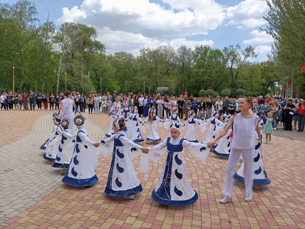 МИР, ТРУД, МАЙ!. 1 Мая — Праздник Весны и Труда — один из самых любимых весенних праздников в нашей стране МИР, ТРУД, МАЙ!. 1 Мая — Праздник Весны и Труда — один из самых любимых весенних праздников в нашей стране