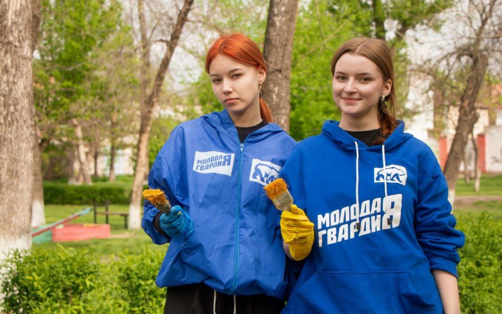 Мир, труд, май!. Ко Дню труда, 1 мая, активисты Молодой Гвардии провели акцию по благоустройству Сквера Девятого мая, где они покрасили лавочки, делая общественное пространство более уютным Мир, труд, май!. Ко Дню труда, 1 мая, активисты Молодой Гвардии провели акцию по благоустройству Сквера Девятого мая, где они покрасили лавочки, делая общественное пространство более уютным