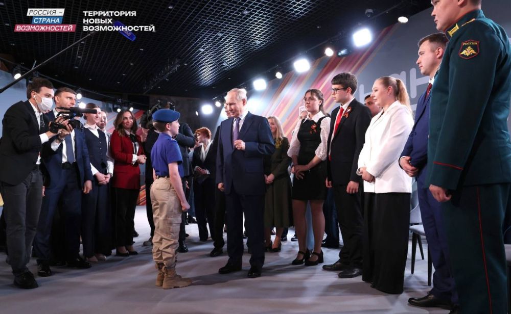 Диалог с Президентом. Выпускник проекта «Спасибо, братцы!» президентской платформы из ЛНР Иван Пономарев стал одним из участников диалога с Владимиром Путиным Диалог с Президентом. Выпускник проекта «Спасибо, братцы!» президентской платформы из ЛНР Иван Пономарев стал одним из участников диалога с Владимиром Путиным