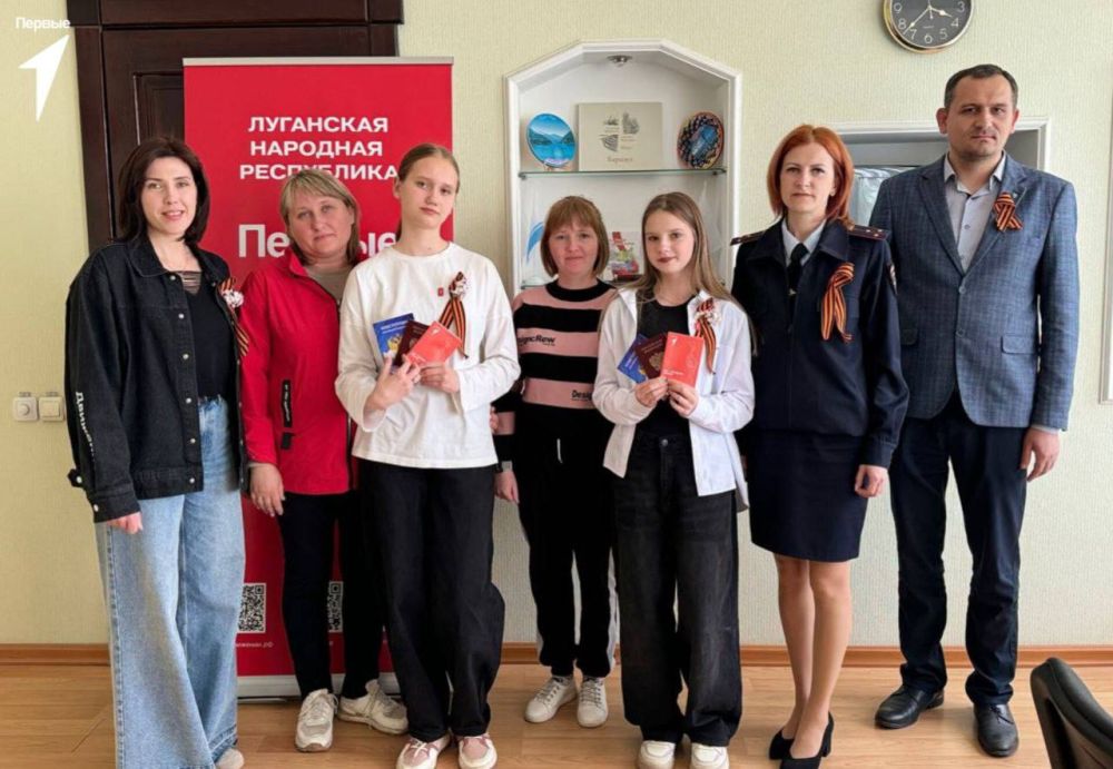 Граждане великой страны. Первые Славяносербского муниципального округа получили свои первые паспорта в рамках Всероссийской программы «Мы – граждане России!» Граждане великой страны. Первые Славяносербского муниципального округа получили свои первые паспорта в рамках Всероссийской программы «Мы – граждане России!»