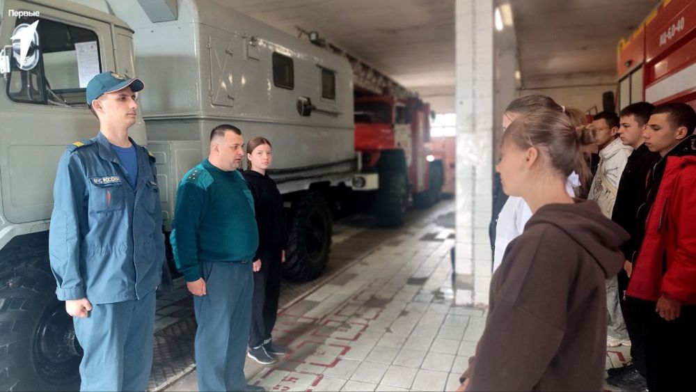 Только вперёд. Участники отряда «Комбат РУ» активно готовятся к региональному этапу Всероссийской военно-патриотической игры «Зарница 2.0». Сегодня ребята побывали на экскурсии в Славяносербской пожарно-спасательной части Только вперёд. Участники отряда «Комбат РУ» активно готовятся к региональному этапу Всероссийской военно-патриотической игры «Зарница 2.0». Сегодня ребята побывали на экскурсии в Славяносербской пожарно-спасательной части
