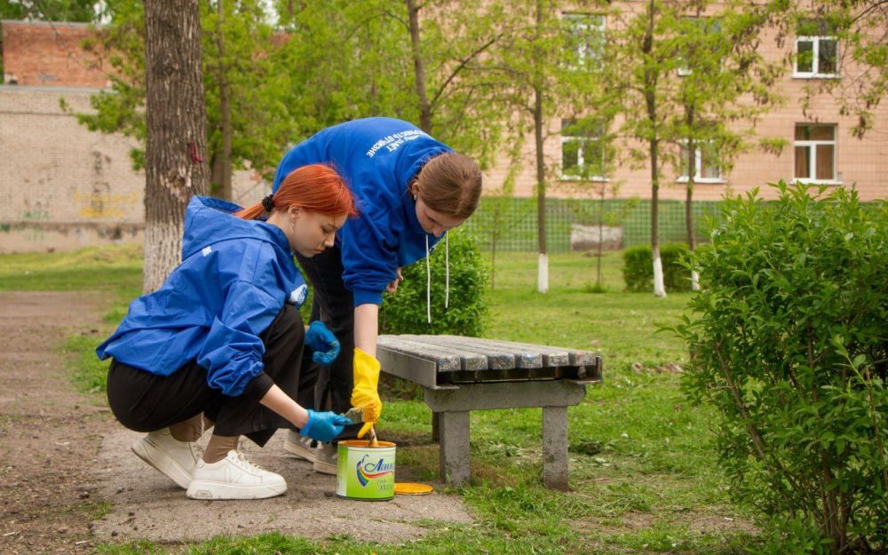 Мир, труд, май!. Ко Дню труда, 1 мая, активисты Молодой Гвардии провели акцию по благоустройству Сквера Девятого мая, где они покрасили лавочки, делая общественное пространство более уютным Мир, труд, май!. Ко Дню труда, 1 мая, активисты Молодой Гвардии провели акцию по благоустройству Сквера Девятого мая, где они покрасили лавочки, делая общественное пространство более уютным