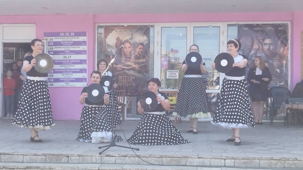 Ретро-концерт , посвященный празднику весны, мира и труда, прошел на площадке у кинотеатра "Россия" Ретро-концерт , посвященный празднику весны, мира и труда, прошел на площадке у кинотеатра "Россия"