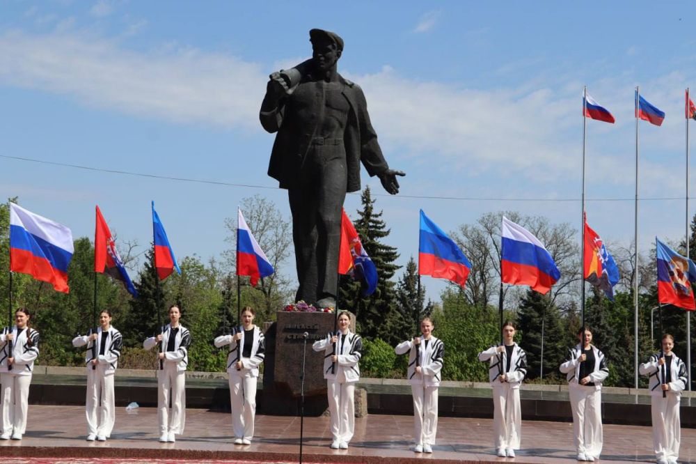 Представители профсоюзных организаций Стаханова в День Весны и Труда провели митинг и возложили цветы к памятнику легендарному шахтеру-рекордсмену Алексею Стаханову Представители профсоюзных организаций Стаханова в День Весны и Труда провели митинг и возложили цветы к памятнику легендарному шахтеру-рекордсмену Алексею Стаханову