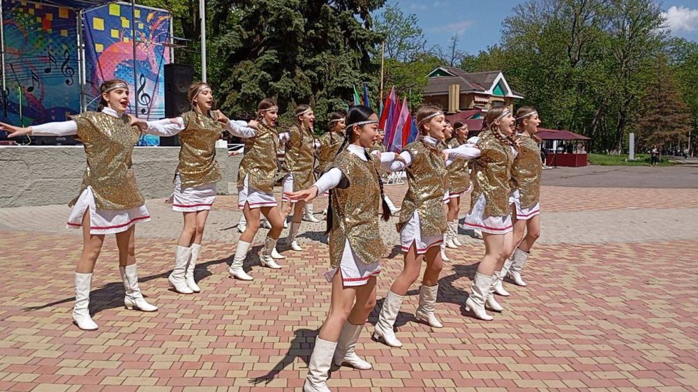 МИР, ТРУД, МАЙ!. 1 Мая — Праздник Весны и Труда — один из самых любимых весенних праздников в нашей стране МИР, ТРУД, МАЙ!. 1 Мая — Праздник Весны и Труда — один из самых любимых весенних праздников в нашей стране