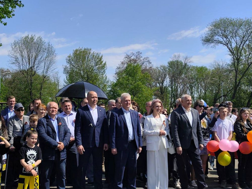 1Представители трудового коллектива ООО «Торговый дом «Донские угли» приняли участие в первомайском празднике, который состоялся в сердце Краснодона 1Представители трудового коллектива ООО «Торговый дом «Донские угли» приняли участие в первомайском празднике, который состоялся в сердце Краснодона