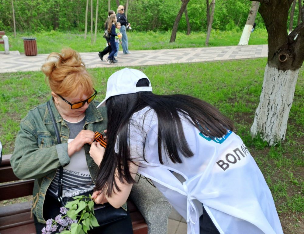 Всем посетителям парка – георгиевские ленты Всем посетителям парка – георгиевские ленты