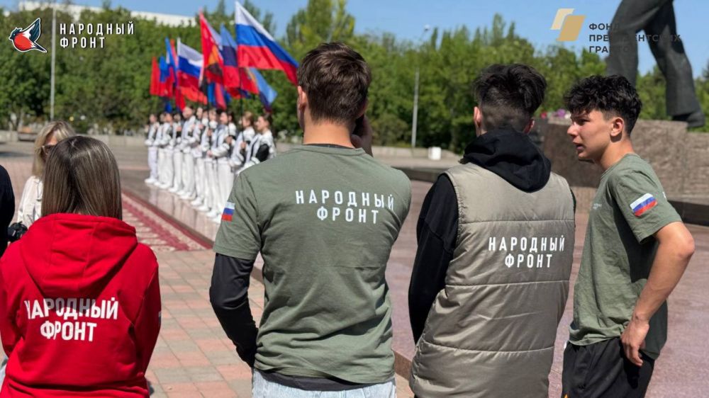 Сегодня активисты Молодёжки Народного фронта города Стаханов приняли участие в торжественном митинге, посвященном Дню Весны и Труда! Сегодня активисты Молодёжки Народного фронта города Стаханов приняли участие в торжественном митинге, посвященном Дню Весны и Труда!