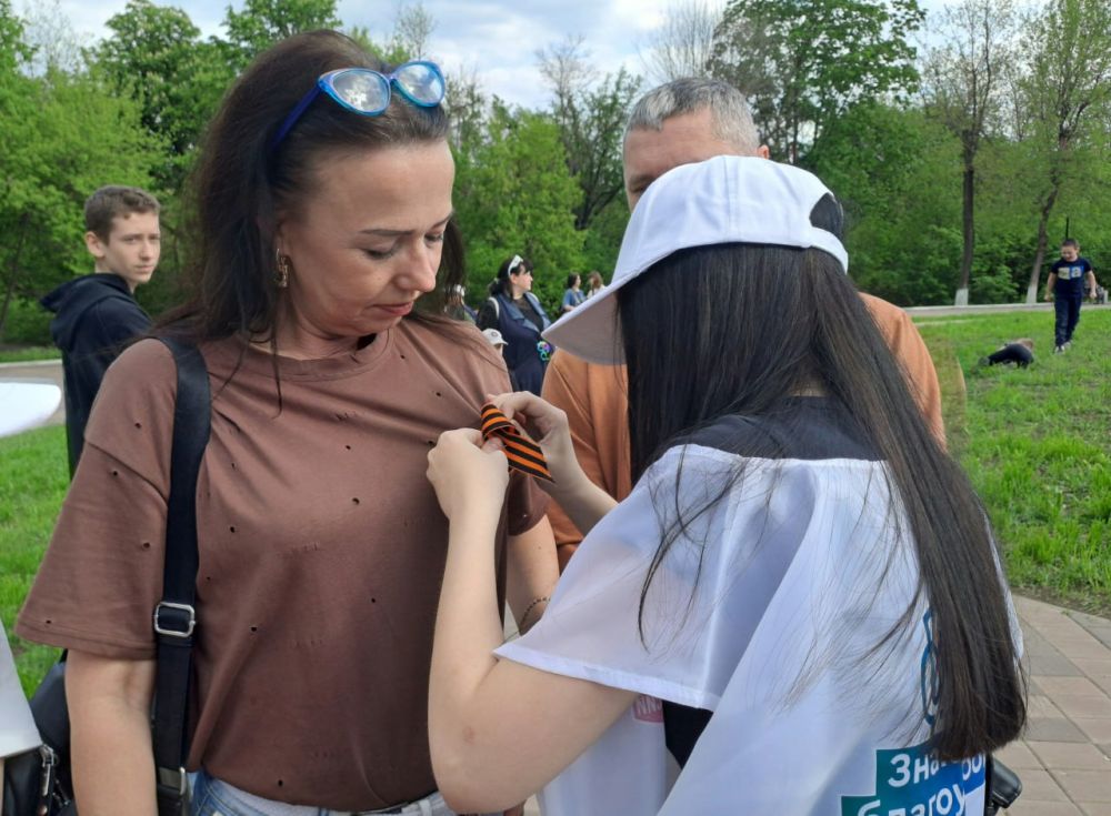 Всем посетителям парка – георгиевские ленты Всем посетителям парка – георгиевские ленты