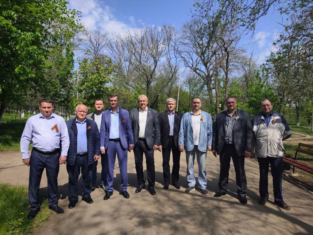1Представители трудового коллектива ООО «Торговый дом «Донские угли» приняли участие в первомайском празднике, который состоялся в сердце Краснодона 1Представители трудового коллектива ООО «Торговый дом «Донские угли» приняли участие в первомайском празднике, который состоялся в сердце Краснодона