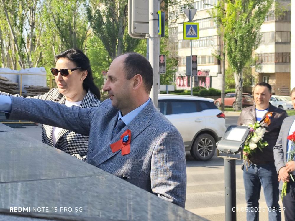 Игорь Рябушкин: В честь Праздника Весны и Труда профсоюзные лидеры Луганщины возложили цветы к памятникам, связанным с трудовыми подвигами Игорь Рябушкин: В честь Праздника Весны и Труда профсоюзные лидеры Луганщины возложили цветы к памятникам, связанным с трудовыми подвигами