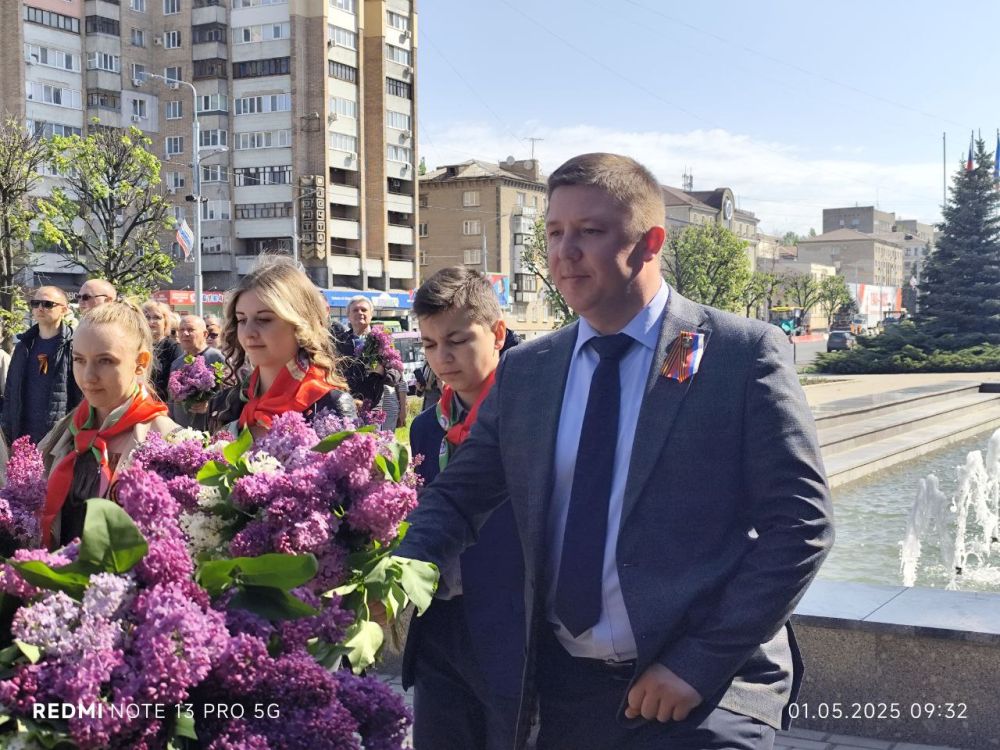 Игорь Рябушкин: В честь Праздника Весны и Труда профсоюзные лидеры Луганщины возложили цветы к памятникам, связанным с трудовыми подвигами Игорь Рябушкин: В честь Праздника Весны и Труда профсоюзные лидеры Луганщины возложили цветы к памятникам, связанным с трудовыми подвигами