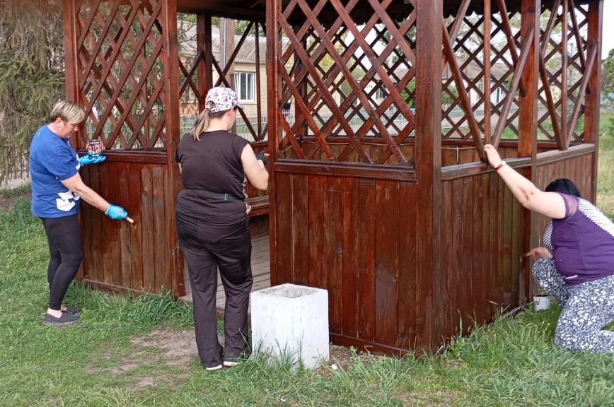Активисты партии "Единая Россия" и местные жители с координатором проекта «Чистая страна» Владимиром Червяком приняли участие в субботнике, организованное секретарём первичного отделения №13 села Плугатарь, Верой... Активисты партии "Единая Россия" и местные жители с координатором проекта «Чистая страна» Владимиром Червяком приняли участие в субботнике, организованное секретарём первичного отделения №13 села Плугатарь, Верой...