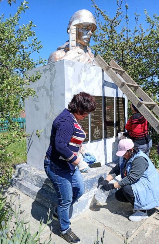 30 апреля сотрудники Передельского отдела жизнеобеспечения совместно с ребятами Движения Первых с их руководителями провели работы по благоустройству Памятника Неизвестному Солдату и мест захоронений погибших воинов в... 30 апреля сотрудники Передельского отдела жизнеобеспечения совместно с ребятами Движения Первых с их руководителями провели работы по благоустройству Памятника Неизвестному Солдату и мест захоронений погибших воинов в...