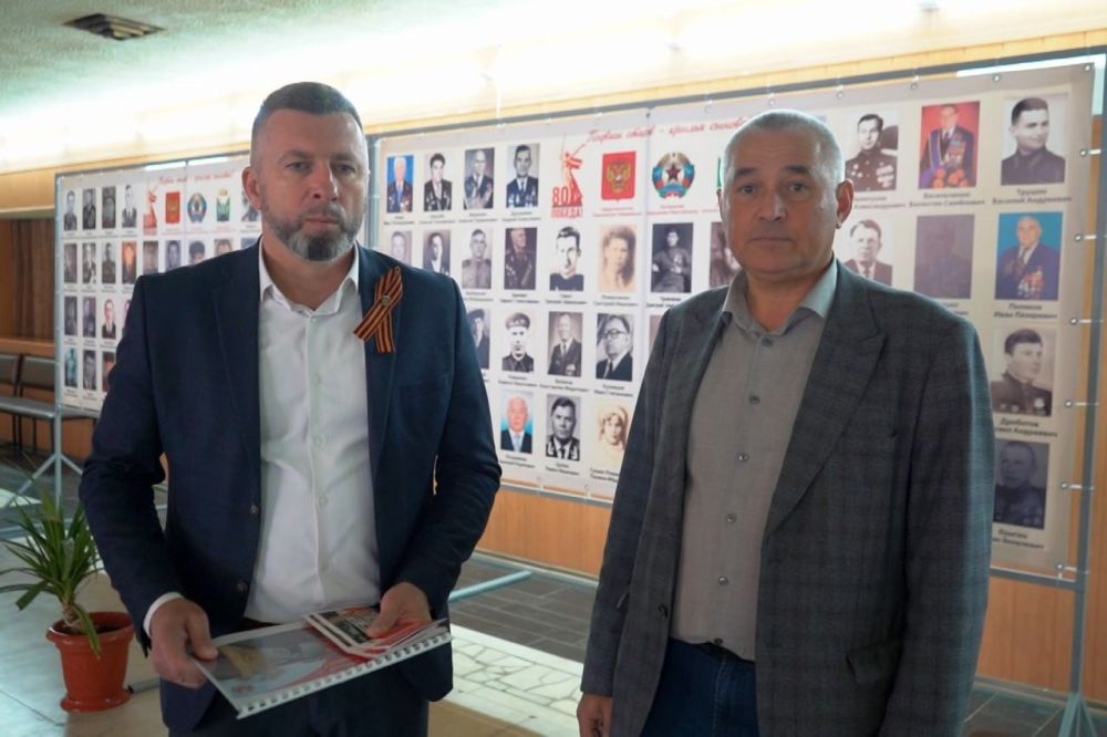 Глава Свердловского округа Андрей Сухачев совместно с Советником Главы Республики Хакасия по развитию новых территорий Сергеем Комаровым дали старт в нашем муниципалитете акции «Подвиги отцов - крылья сыновей» - «Стена... Глава Свердловского округа Андрей Сухачев совместно с Советником Главы Республики Хакасия по развитию новых территорий Сергеем Комаровым дали старт в нашем муниципалитете акции «Подвиги отцов - крылья сыновей» - «Стена...