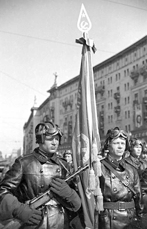 1 мая 1945 года - В Москве на Красной площади впервые за годы войны состоялся первомайский военный парад 1 мая 1945 года - В Москве на Красной площади впервые за годы войны состоялся первомайский военный парад