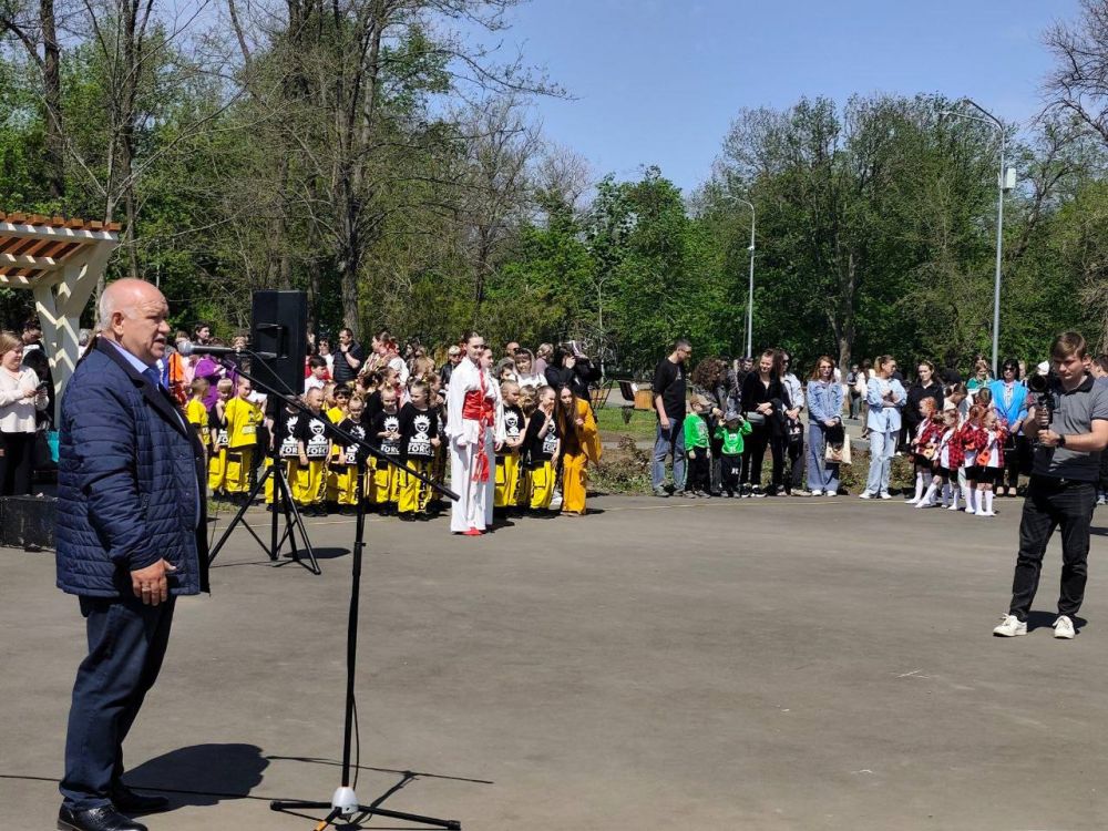 1Представители трудового коллектива ООО «Торговый дом «Донские угли» приняли участие в первомайском празднике, который состоялся в сердце Краснодона 1Представители трудового коллектива ООО «Торговый дом «Донские угли» приняли участие в первомайском празднике, который состоялся в сердце Краснодона
