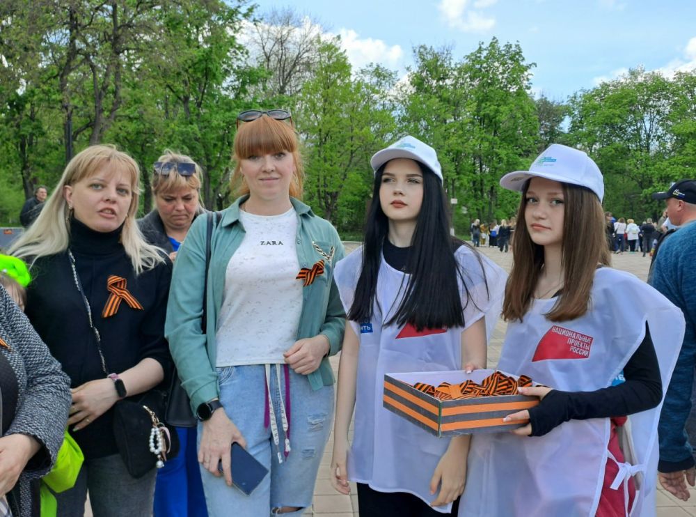 Всем посетителям парка – георгиевские ленты Всем посетителям парка – георгиевские ленты