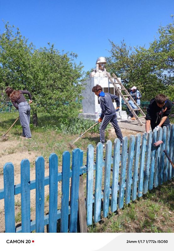 30 апреля сотрудники Передельского отдела жизнеобеспечения совместно с ребятами Движения Первых с их руководителями провели работы по благоустройству Памятника Неизвестному Солдату и мест захоронений погибших воинов в... 30 апреля сотрудники Передельского отдела жизнеобеспечения совместно с ребятами Движения Первых с их руководителями провели работы по благоустройству Памятника Неизвестному Солдату и мест захоронений погибших воинов в...
