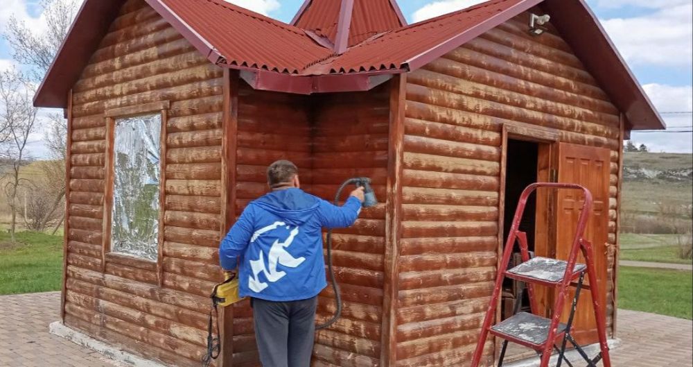 Активисты партии "Единая Россия" и местные жители с координатором проекта «Чистая страна» Владимиром Червяком приняли участие в субботнике, организованное секретарём первичного отделения №13 села Плугатарь, Верой... Активисты партии "Единая Россия" и местные жители с координатором проекта «Чистая страна» Владимиром Червяком приняли участие в субботнике, организованное секретарём первичного отделения №13 села Плугатарь, Верой...