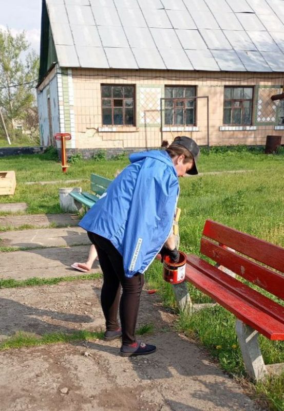 Активисты партии "Единая Россия" и местные жители с координатором проекта «Чистая страна» Владимиром Червяком приняли участие в субботнике, организованное секретарём первичного отделения №13 села Плугатарь, Верой... Активисты партии "Единая Россия" и местные жители с координатором проекта «Чистая страна» Владимиром Червяком приняли участие в субботнике, организованное секретарём первичного отделения №13 села Плугатарь, Верой...