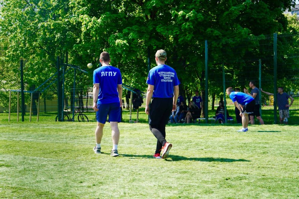 Спорт объединяет. В праздник Первомая Луганское региональное отделение Всероссийского студенческого корпуса спасателей организовало товарищеский матч по мини-футболу на базе ГБОУ ЛНР «ЛУВК «Интеллект» при содействии ШСК... Спорт объединяет. В праздник Первомая Луганское региональное отделение Всероссийского студенческого корпуса спасателей организовало товарищеский матч по мини-футболу на базе ГБОУ ЛНР «ЛУВК «Интеллект» при содействии ШСК...