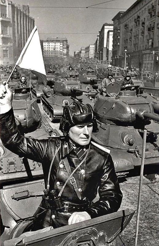 1 мая 1945 года - В Москве на Красной площади впервые за годы войны состоялся первомайский военный парад 1 мая 1945 года - В Москве на Красной площади впервые за годы войны состоялся первомайский военный парад