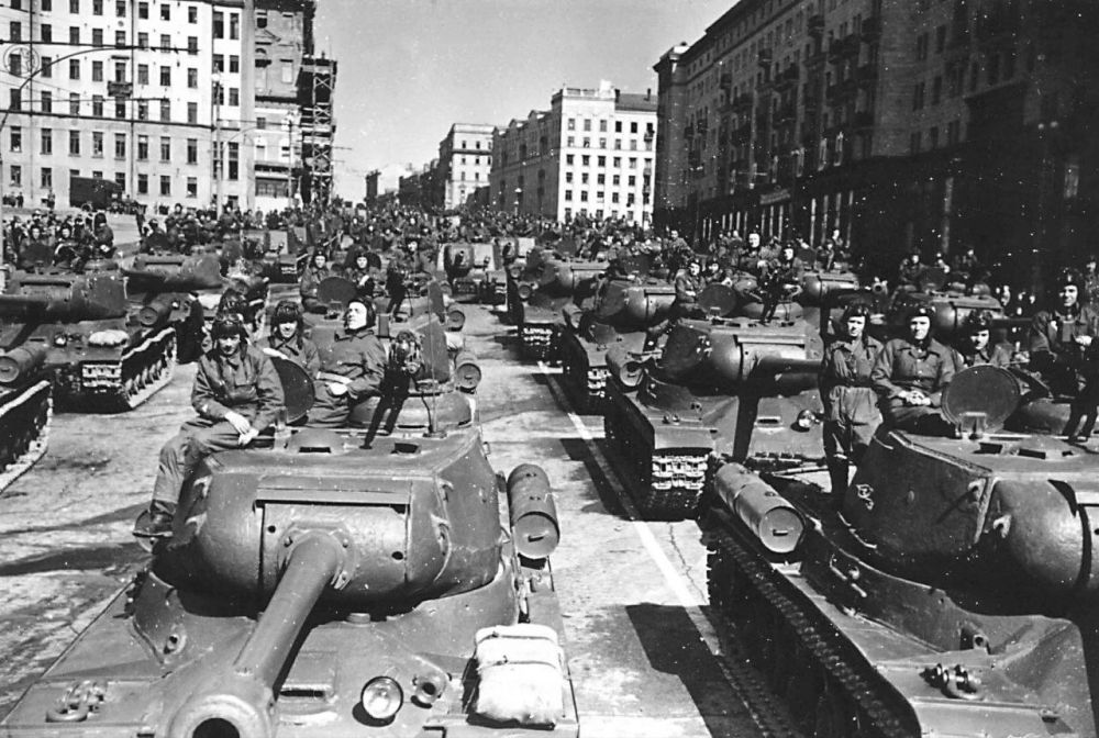 1 мая 1945 года - В Москве на Красной площади впервые за годы войны состоялся первомайский военный парад 1 мая 1945 года - В Москве на Красной площади впервые за годы войны состоялся первомайский военный парад