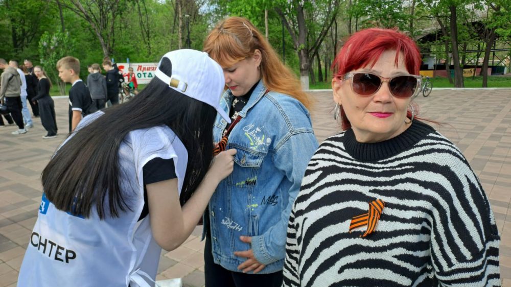 Всем посетителям парка – георгиевские ленты Всем посетителям парка – георгиевские ленты