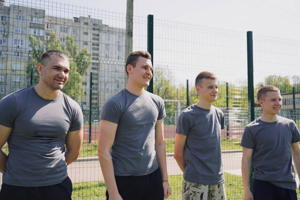 Спорт объединяет. В праздник Первомая Луганское региональное отделение Всероссийского студенческого корпуса спасателей организовало товарищеский матч по мини-футболу на базе ГБОУ ЛНР «ЛУВК «Интеллект» при содействии ШСК... Спорт объединяет. В праздник Первомая Луганское региональное отделение Всероссийского студенческого корпуса спасателей организовало товарищеский матч по мини-футболу на базе ГБОУ ЛНР «ЛУВК «Интеллект» при содействии ШСК...
