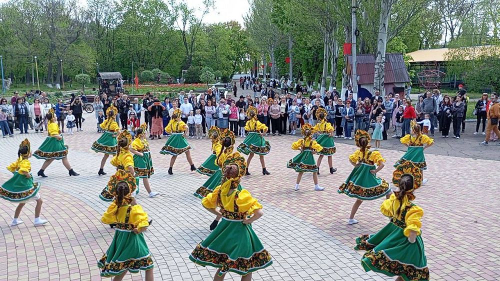 МИР, ТРУД, МАЙ!. 1 Мая — Праздник Весны и Труда — один из самых любимых весенних праздников в нашей стране МИР, ТРУД, МАЙ!. 1 Мая — Праздник Весны и Труда — один из самых любимых весенних праздников в нашей стране