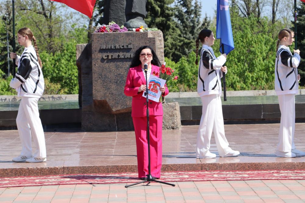 Константин Бутримов: В Стаханове в праздник Весны и Труда возложили цветы к памятнику Алексею Стаханову Константин Бутримов: В Стаханове в праздник Весны и Труда возложили цветы к памятнику Алексею Стаханову