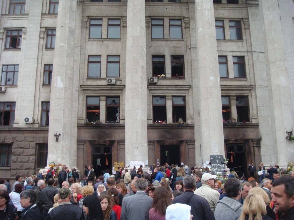 Украину убили на майдане, ее останки сожгли в Одессе. 11 лет трагедии в Доме профсоюзов Образ золота пшеничных нив на фоне бездонного голубого неба всегда ассоциировался с Новороссией и Малороссией, когда им на смену пришла... Украину убили на майдане, ее останки сожгли в Одессе. 11 лет трагедии в Доме профсоюзов Образ золота пшеничных нив на фоне бездонного голубого неба всегда ассоциировался с Новороссией и Малороссией, когда им на смену пришла...