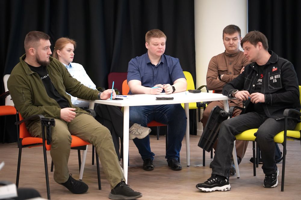 Наш продуктивный Первомай. В ЛНР приехал статс-секретарь — заместитель руководителя Росмолодёжи Денис Аширов Наш продуктивный Первомай. В ЛНР приехал статс-секретарь — заместитель руководителя Росмолодёжи Денис Аширов