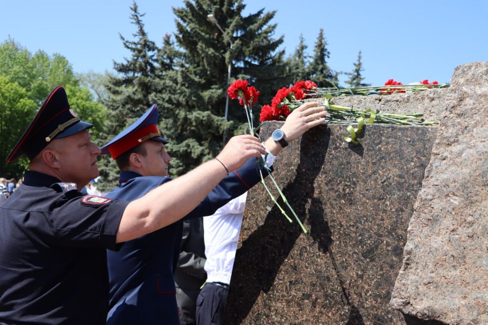 Константин Бутримов: В Стаханове в праздник Весны и Труда возложили цветы к памятнику Алексею Стаханову Константин Бутримов: В Стаханове в праздник Весны и Труда возложили цветы к памятнику Алексею Стаханову