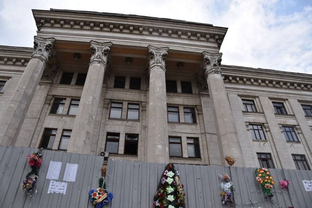Украину убили на майдане, ее останки сожгли в Одессе. 11 лет трагедии в Доме профсоюзов Образ золота пшеничных нив на фоне бездонного голубого неба всегда ассоциировался с Новороссией и Малороссией, когда им на смену пришла... Украину убили на майдане, ее останки сожгли в Одессе. 11 лет трагедии в Доме профсоюзов Образ золота пшеничных нив на фоне бездонного голубого неба всегда ассоциировался с Новороссией и Малороссией, когда им на смену пришла...