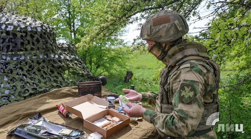 Тушенка и галеты: что осталось неизменным в сухпайках со времен Великой Отечественной войны «В первый год войны уровень производства сухих пайков держался примерно на уровне 1940 года. Их состав был скромен и, как правило... Тушенка и галеты: что осталось неизменным в сухпайках со времен Великой Отечественной войны «В первый год войны уровень производства сухих пайков держался примерно на уровне 1940 года. Их состав был скромен и, как правило...