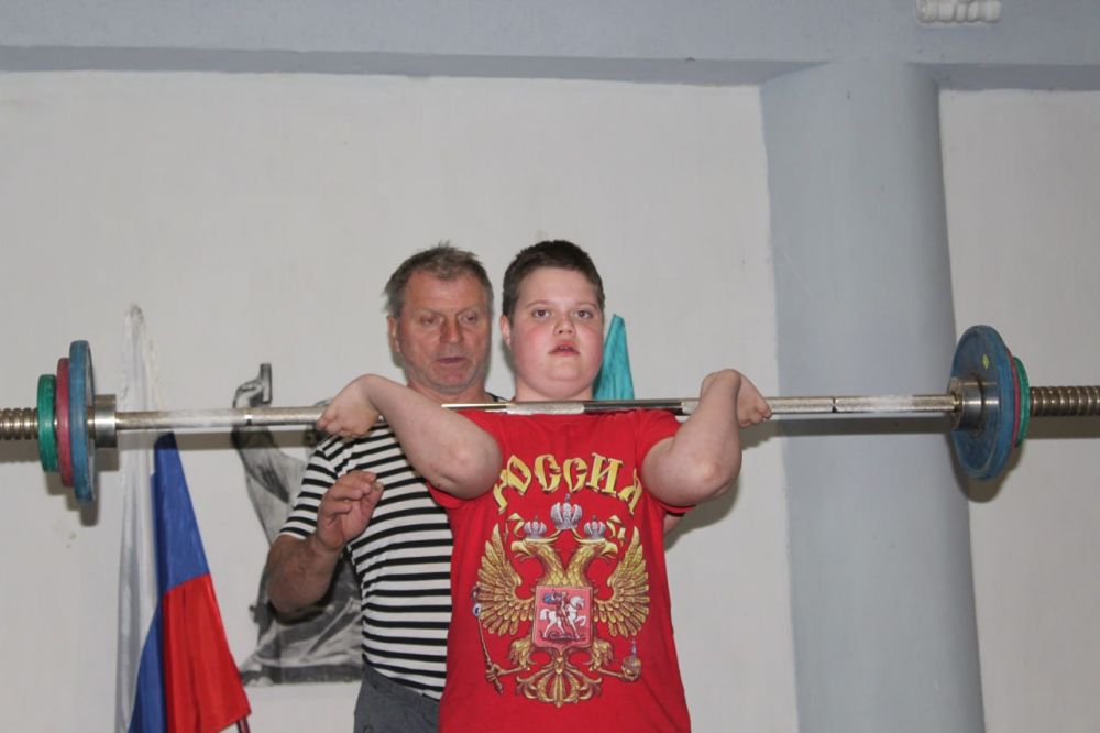 От депутатского корпуса Совета округа команды-участницы турнира по тяжелой атлетике памяти «Комбата» политрука Алексея Гордеевича Еременко получили напитки и сладости, призеры первенства получили грамоты от «Единой России»... От депутатского корпуса Совета округа команды-участницы турнира по тяжелой атлетике памяти «Комбата» политрука Алексея Гордеевича Еременко получили напитки и сладости, призеры первенства получили грамоты от «Единой России»...