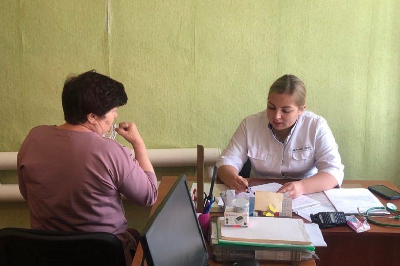 Более месяца врачи из Красноярского края под руководством главного врача станции скорой медицинской помощи г. Красноярска Сергея Скрипкина оказывают помощь жителям Свердловского округа, а также военным, находящимся на лечении Более месяца врачи из Красноярского края под руководством главного врача станции скорой медицинской помощи г. Красноярска Сергея Скрипкина оказывают помощь жителям Свердловского округа, а также военным, находящимся на лечении