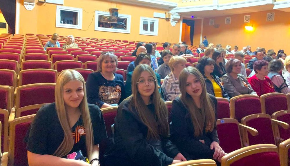 В преддверии 80-летия Победы в Великой Отечественной войне по инициативе активисток "Женского движения"ВПП "Единая Россия" была организована поездка для активистов и сторонников партии в Луганский академический... В преддверии 80-летия Победы в Великой Отечественной войне по инициативе активисток "Женского движения"ВПП "Единая Россия" была организована поездка для активистов и сторонников партии в Луганский академический...