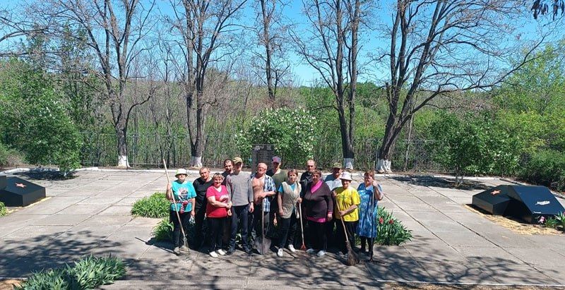 В селе Ивановка провели субботник у памятника советским воинам В селе Ивановка провели субботник у памятника советским воинам