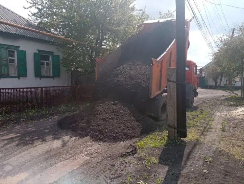 Сотрудники МУП «Спецкомавтотранс» начали работы по подсыпке проезжей части от переулка Дзержинский Сотрудники МУП «Спецкомавтотранс» начали работы по подсыпке проезжей части от переулка Дзержинский