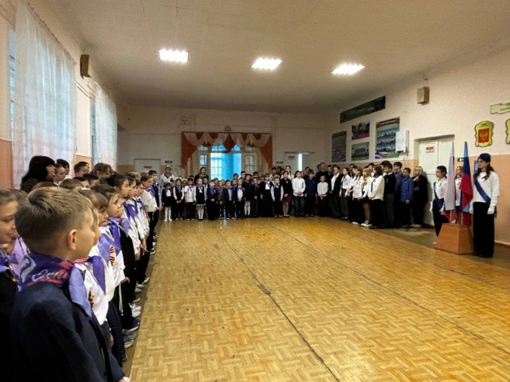 5 мая в Ровеньковских школах прошла еженедельная церемония, посвященная выносу флагов Российской Федерации и Луганской Народной Республики 5 мая в Ровеньковских школах прошла еженедельная церемония, посвященная выносу флагов Российской Федерации и Луганской Народной Республики