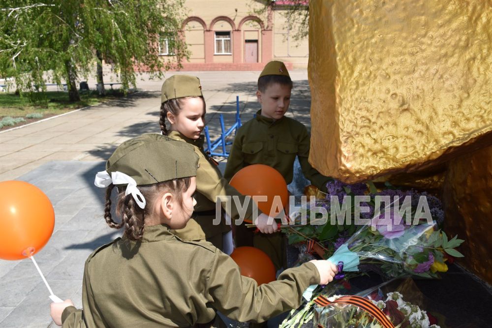 Сотрудники Кировского историко-художественного музея провели для учеников начальной школы пешеходную экскурсию «Тропою подвига и славы», приуроченную к годовщине Великой Победы Сотрудники Кировского историко-художественного музея провели для учеников начальной школы пешеходную экскурсию «Тропою подвига и славы», приуроченную к годовщине Великой Победы