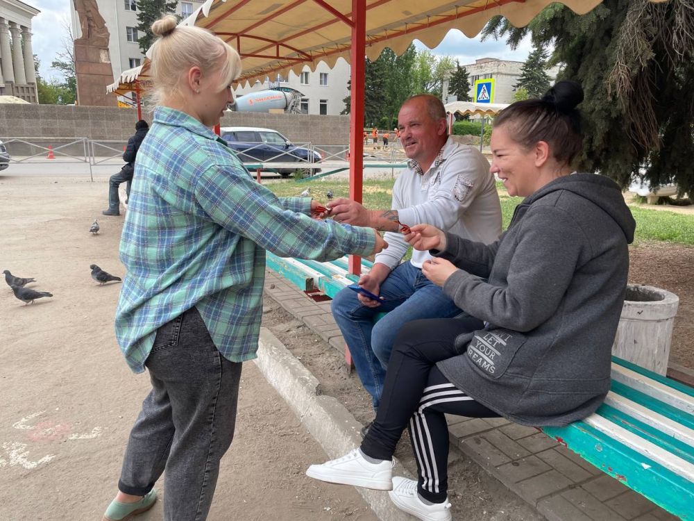 В Краснодоне проходит патриотическая акция " Георгиевская ленточка» — символ памяти, мужества и великой Победы!" В Краснодоне проходит патриотическая акция " Георгиевская ленточка» — символ памяти, мужества и великой Победы!"