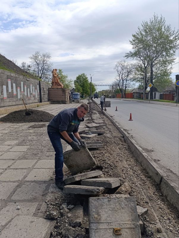 Несмотря на праздничные дни на прошедшей неделе работники МУП «ДЭРСУ» не прекращали работы по благоустройству города и поддержанию чистоты Несмотря на праздничные дни на прошедшей неделе работники МУП «ДЭРСУ» не прекращали работы по благоустройству города и поддержанию чистоты