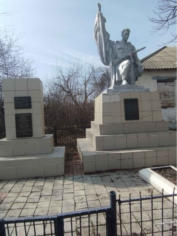 В селе Кондрючее военнослужащие помогли отреставрировать памятник В селе Кондрючее военнослужащие помогли отреставрировать памятник