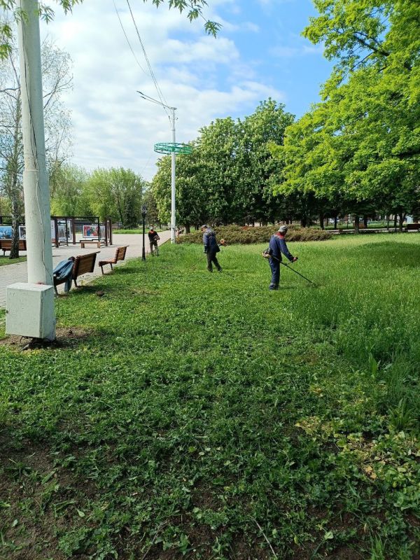 С наступлением теплой погоды коммунальщики приступили к работам по покосу травы на внутриквартальных территориях и вдоль основных улиц города (по красной линии) С наступлением теплой погоды коммунальщики приступили к работам по покосу травы на внутриквартальных территориях и вдоль основных улиц города (по красной линии)